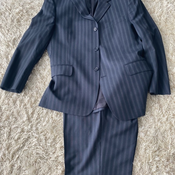 Guy Laroche navy pin striped suit - Picture 2 of 2